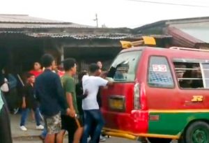 Sekelompok Remaja Serang Angkot dan Tikam Penumpang