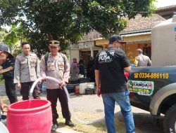 Warga Merasa Terbantu Distribusi Air Bersih dari Polres Lumajang 