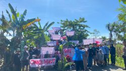 Demonstran Tuntut Janji Pemkab Perbaiki Jalan Poros